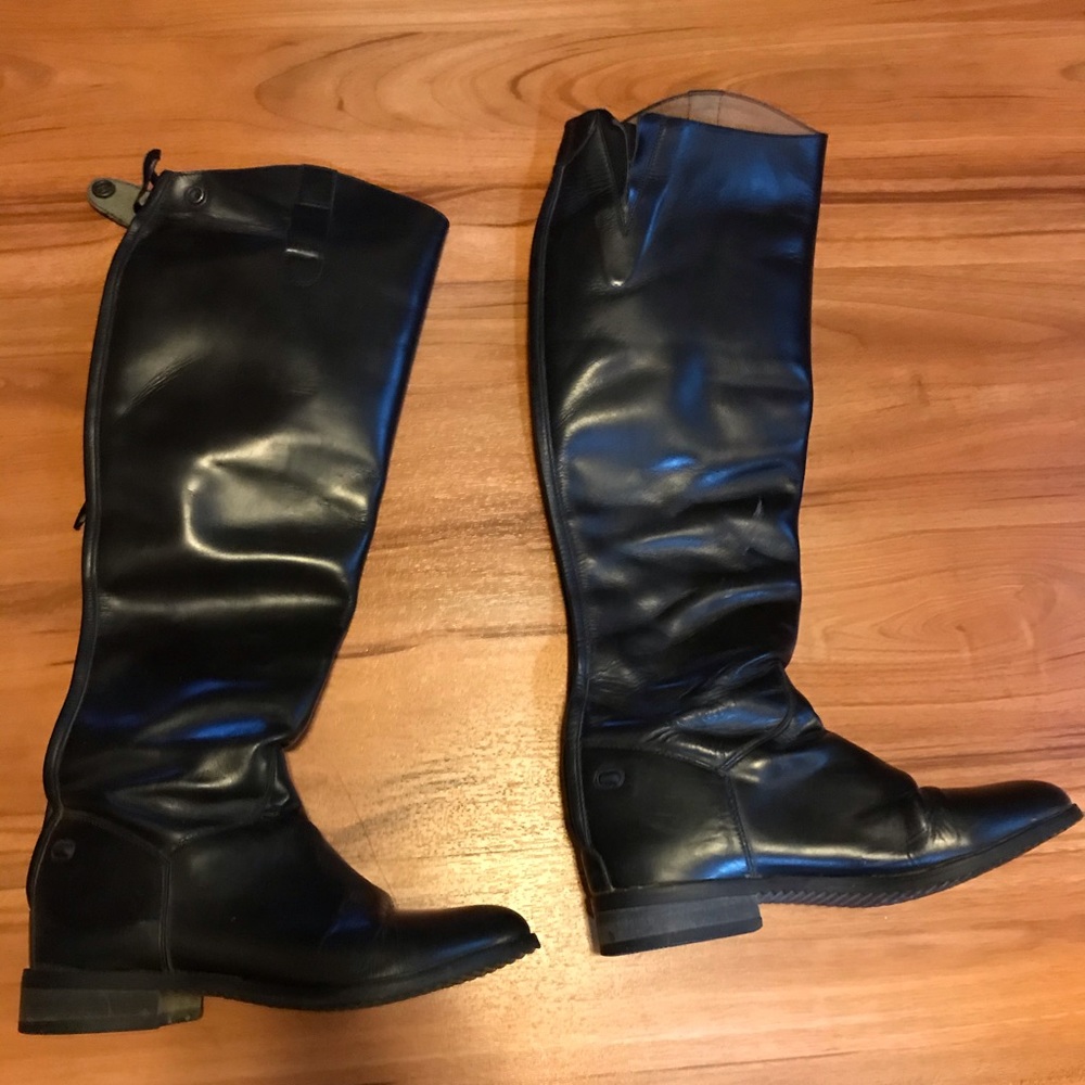 7.5 ovation black tall English boots.